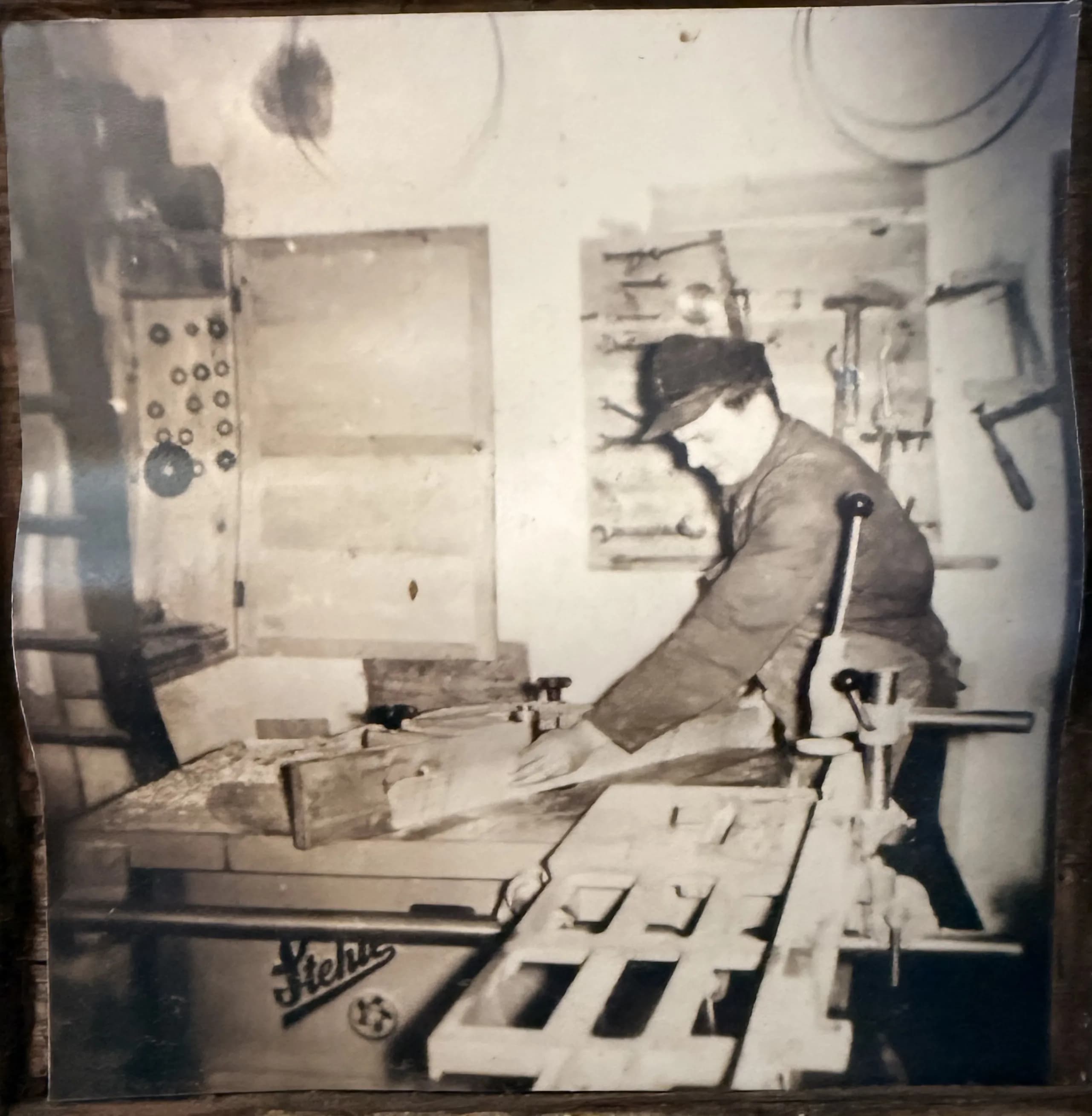 Historische Werkstattaufnahme an der Werkbank