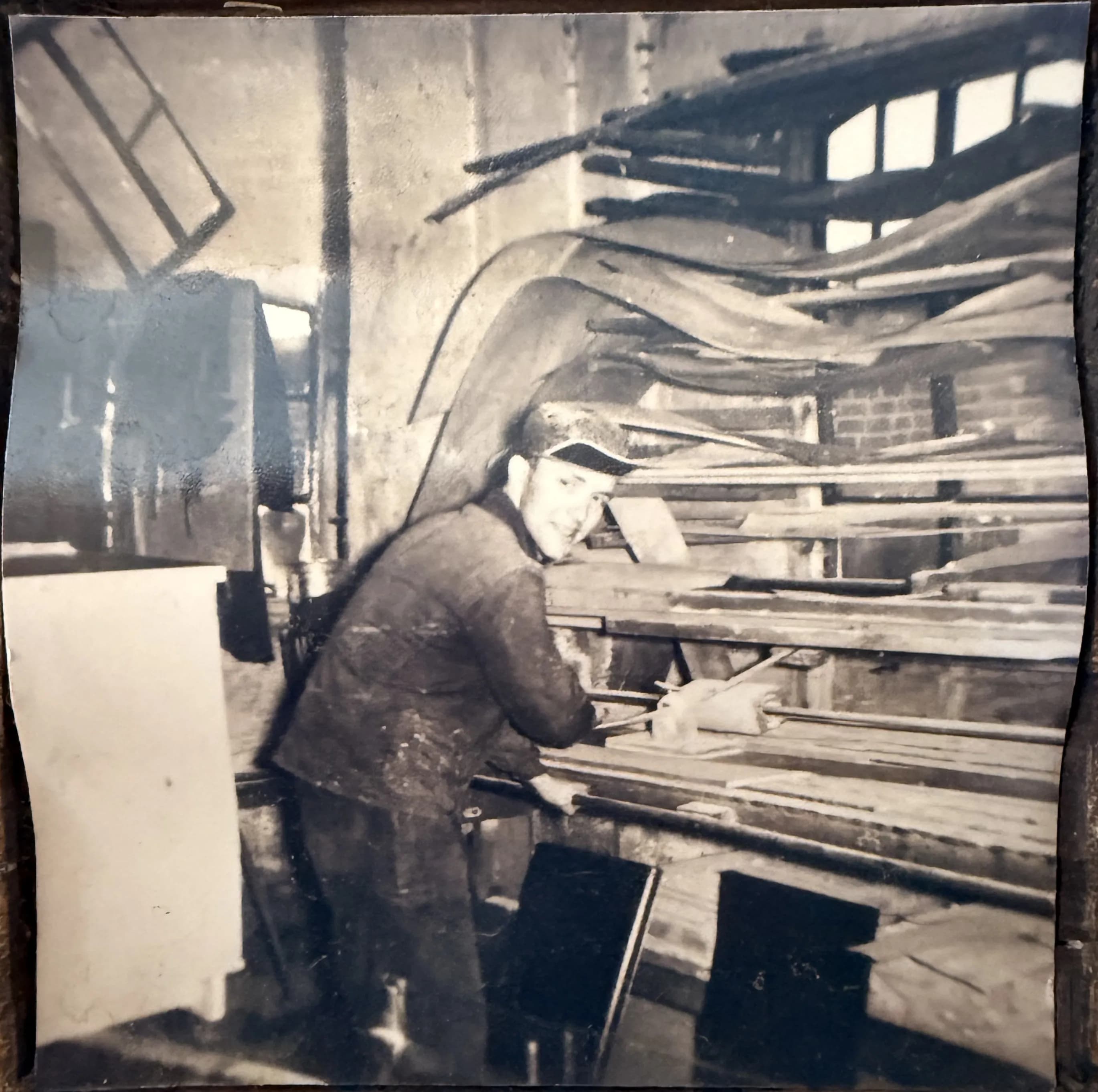 Historische Werkstattaufnahme mit Handwerker