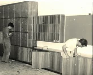 Nussbaum, Teak und Einbaumöbel als prägende Materialien der 1970er-Jahre