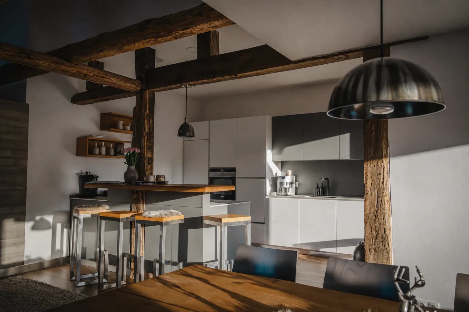 Fertig umgesetzter Wohnraum mit Holz
