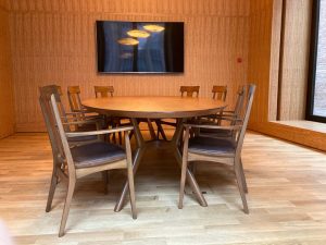 WJJZ_TV_Tisch_Stühle_Licht an